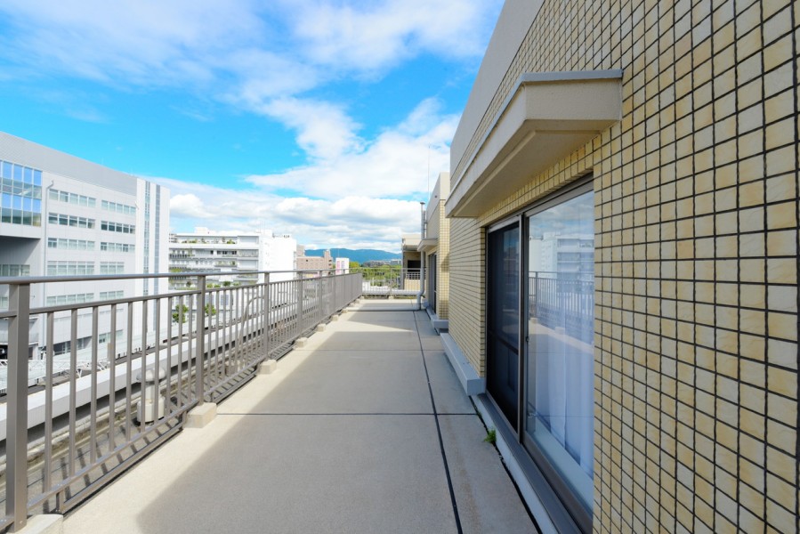 .西側に広がる約43.38m²の大型ルーフバルコニー付の最上階、南・東・西の三方角住戸です。季節や時間と共に変化していく空の様子を眺めながら、日常を忘れて大きく伸びをしたくなるようなスペースです。