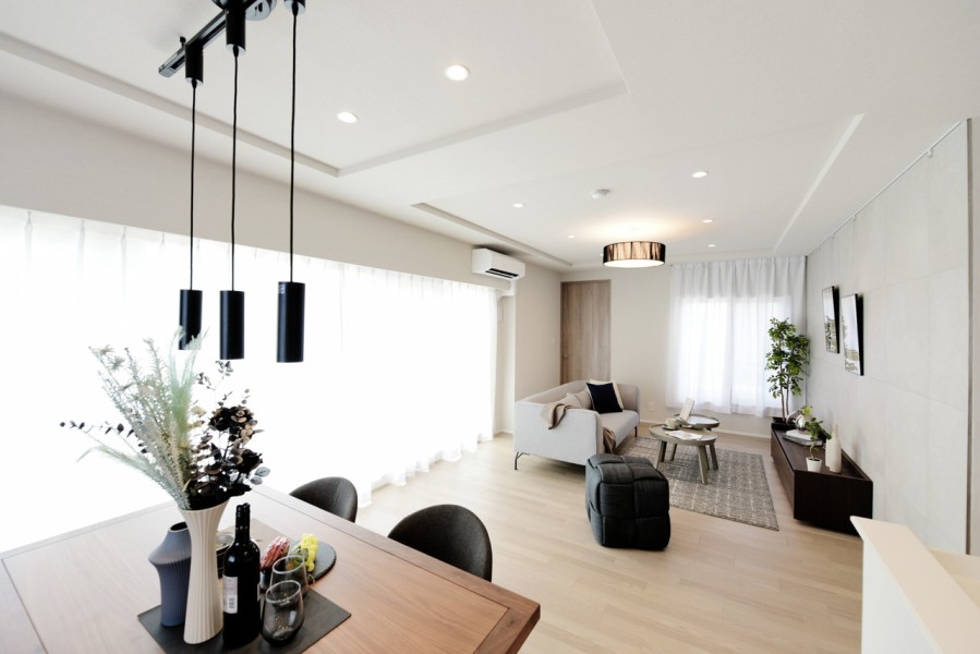 LDKはゆったり約22.5帖の広さがあり、床暖房完備です。三面採光の開放感あふれる空間は、南側の大きな開口部からたっぷりの自然光を取りいれ、自然と家族が集うくつろぎの空間になりそうです。