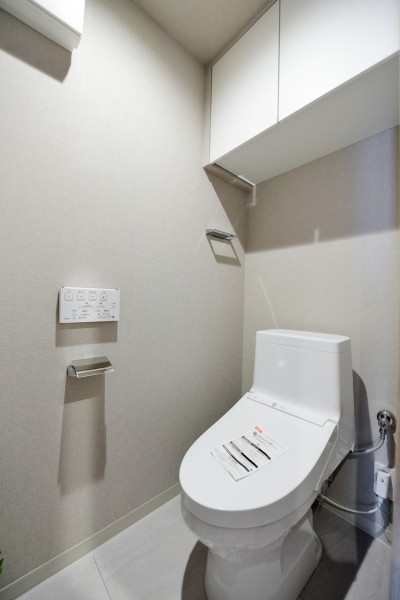 TOTO製ウォシュレット一体型のトイレは、汚れの付きにつくい素材を採用し、お掃除ラクラクな機能も多数搭載していますので、毎日のお手入れも便利です。吊戸棚を設置しましたので、小物類の収納にも便利です。