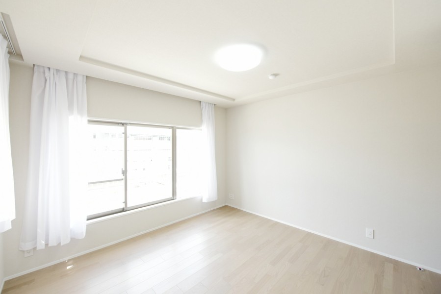 洋室1（約8.3帖）はルーフバルコニーに面し、二面採光の明るいお部屋です。凹凸もなく、広さにも余裕がありますので、ベッドを置いてもゆったり使用できる主寝室におすすめです。