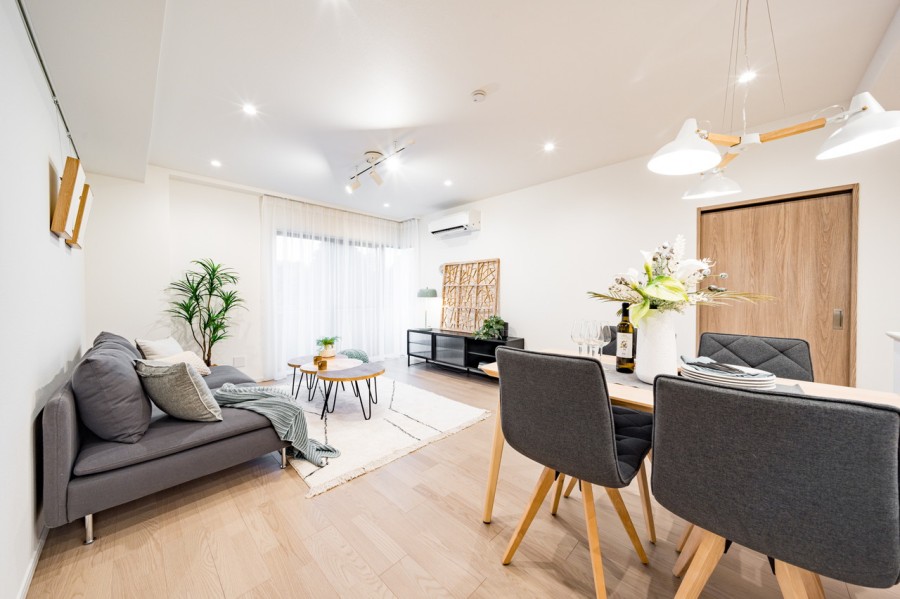 心がほっとする陽光が注がれるリビングダイニングは、開放感と安らぎを享受したのびやかな住空間です。ご家族も快適にくつろぐことができそうです。