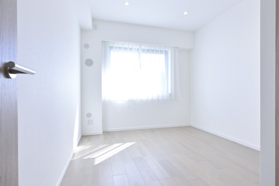 穏やかな自然光が注がれる洋室2です。主寝室としても、勉強や読書など落ち着いて作業したいときにもぴったりです。