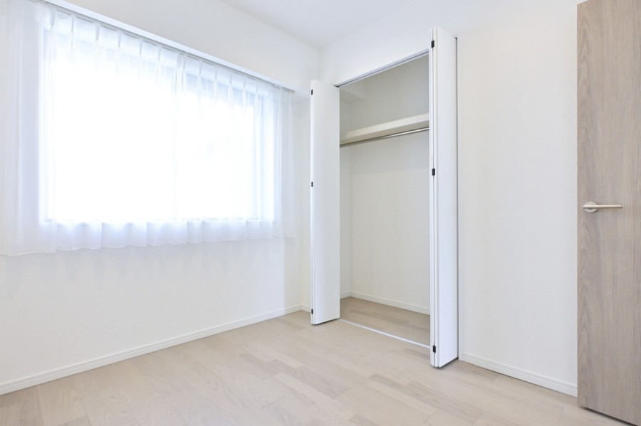 リビングからいちばん離れた洋室3は、プライべート時間を満喫できるお部屋です。静かに集中して作業や課題に取り組めるワークスペースや子供部屋におすすめです。