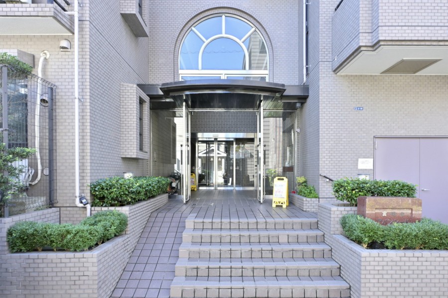 エントランスの外まで管理が行き届いた綺麗なマンションです。オートロック付きなのでセキュリティ面も安心ですね。