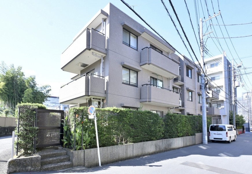 『渋谷』駅や『二子玉川』駅へのアクセスがよく、お出かけのしやすい立地です。周辺にはスーパーや商業施設、公園などがあり日常の生活も便利な住環境です。