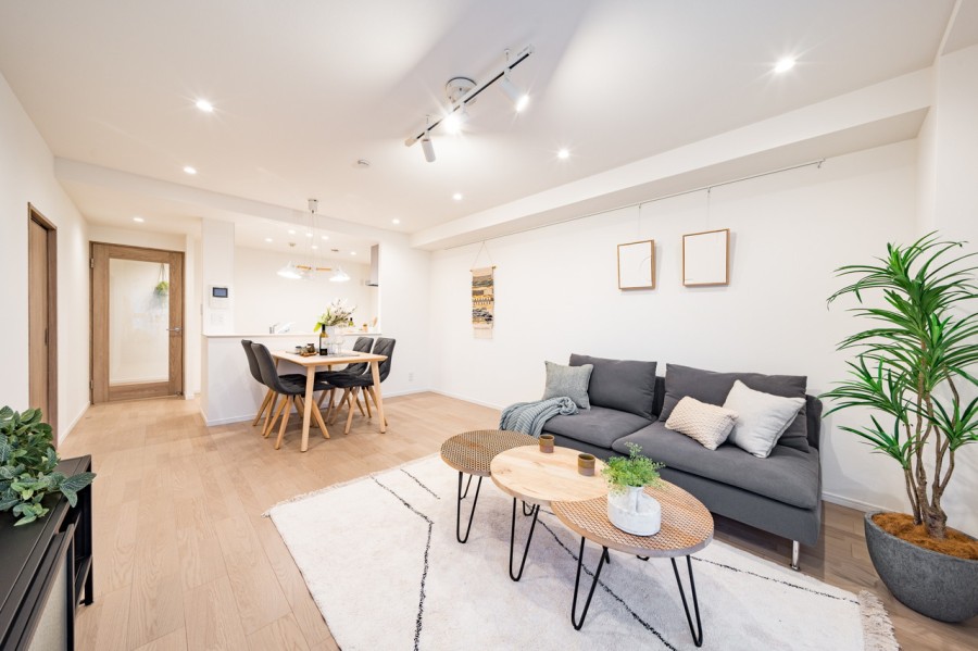 お部屋は自然の優しい温もりを添えた居心地の良い内装に仕上げました。優しい色合いのフローリングがよりいっそう上品さを醸し出します。