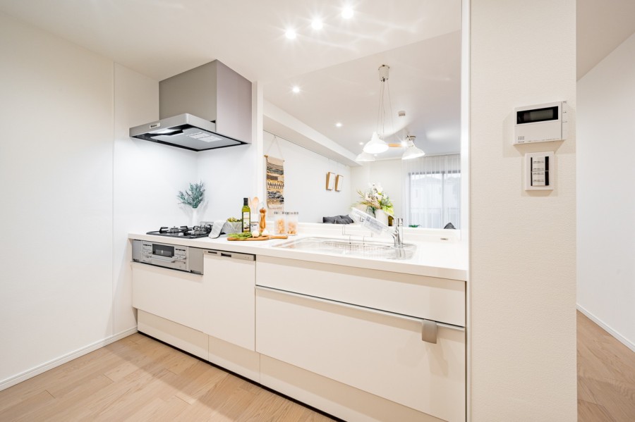 お部屋の雰囲気に溶け込む、インテリアの一部のようなLIXIL製のオープンキッチンです。豊富な収納に加え、家事時短に役立つ食洗機を搭載しています。