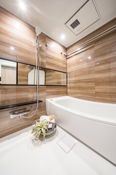 美しいカーブと全身を包み込むような入浴感が特長の浴槽や光沢感のある木目調パネルによって、より一層くつろぎの空間が演出されるバスルームです。暖房・涼風・換気・乾燥機能付きで１年中快適です。