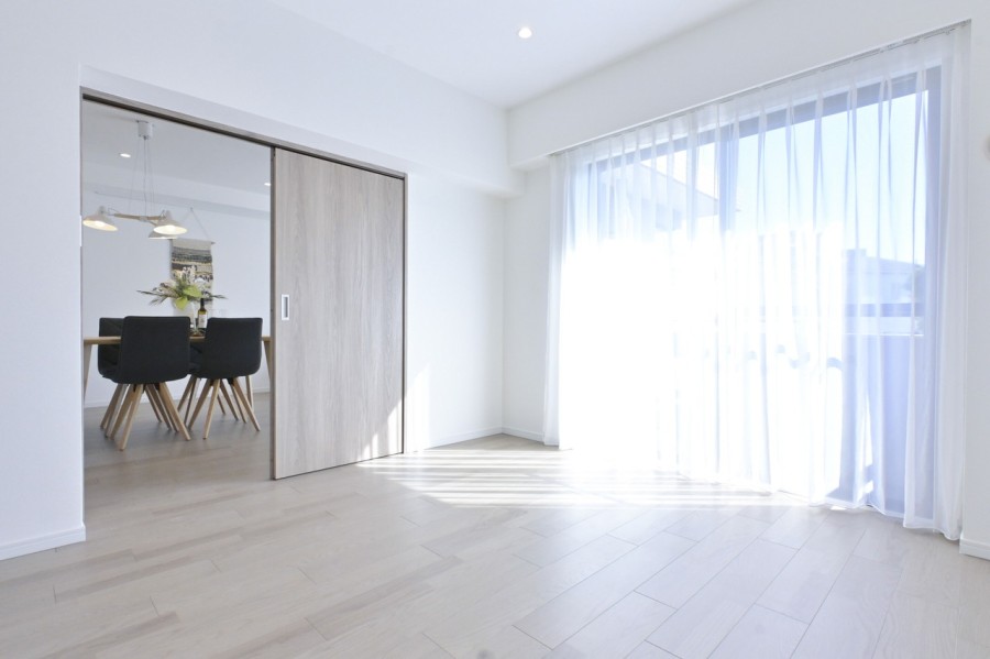 バルコニーに隣接し、心地よい光が差し込む洋室1です。開放感のあるお部屋は、過ぎゆく時間をのんびりと感じることができる空間です。