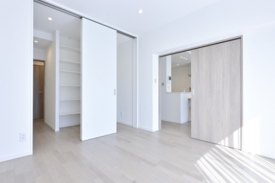 洋室1は、リビングと廊下からの２WAY導線です。身支度を済ませれば、そのまま玄関へ向かえる魅力的なお部屋です