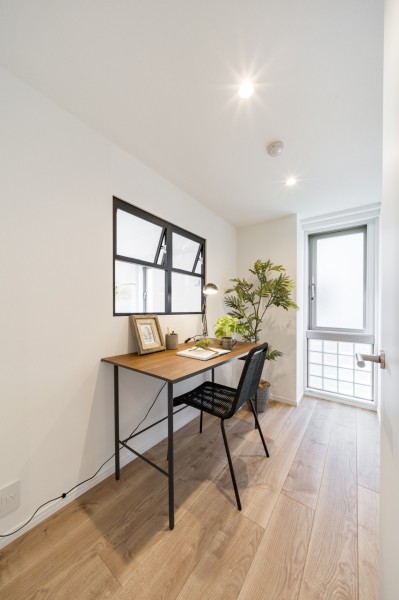 窓があり明るいサービスルームには室内窓も設置しました。太いブラックフレームの窓枠がお部屋のアクセントとなっています。