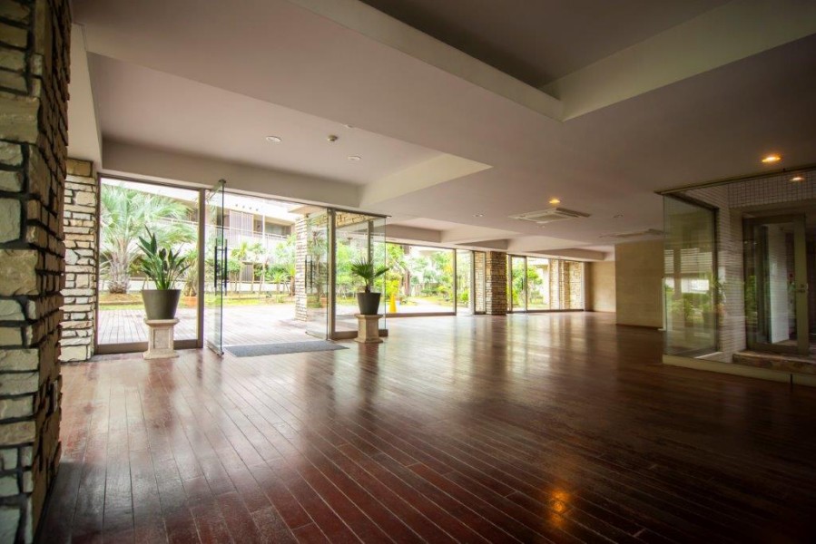 大きな窓から爽やかな光と風を採り入れ、清潔に保たれた広々としたマンションエントランスロビーは、グレードの高さを誇っています。