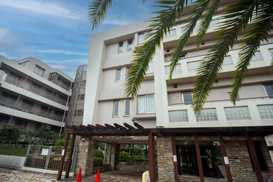 『鵠沼海岸』駅徒歩6分。公園をはじめ近隣には緑があり、海岸へは徒歩圏内で行ける自然豊かな住環境です。大好きなペットとの散歩にも最適です。