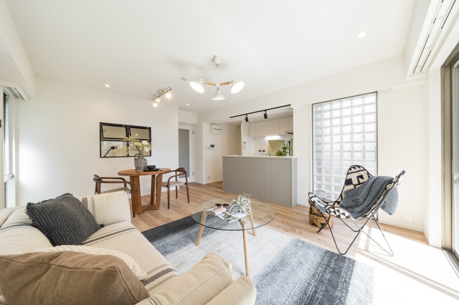 あたたかな光が降り注ぎ、穏やかな時間に纏われたリビングダイニングです。解放感溢れるお部屋はご家族団らんのひとときを大切に、より快適にお過ごしいただける空間です。