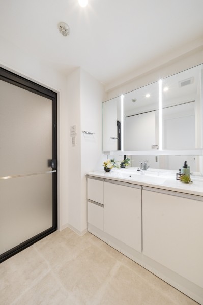 収納豊富で実用的な洗面化粧台を新規設置しました。カウンターと洗面ボウル一体型の洗面化粧台は継ぎ目がないため汚れが付きにくく、お手入れのしやすさが人気です。