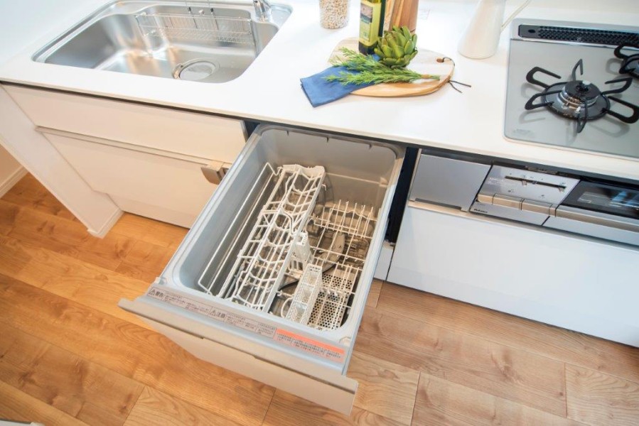 ◆食器洗浄乾燥機◆家事の時間を短縮できる優れもの。さらに節水・節約を同時に行うことができるので、大変人気があり重宝します。