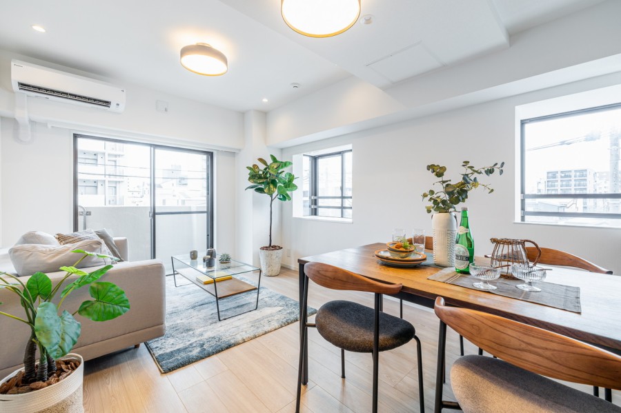 窓に囲まれて開放感に包まれたリビングダイニングです。居心地の良い洗練された空間を演出します。毎日が忙しいあなたもほっと一息つける安らぎの空間です。