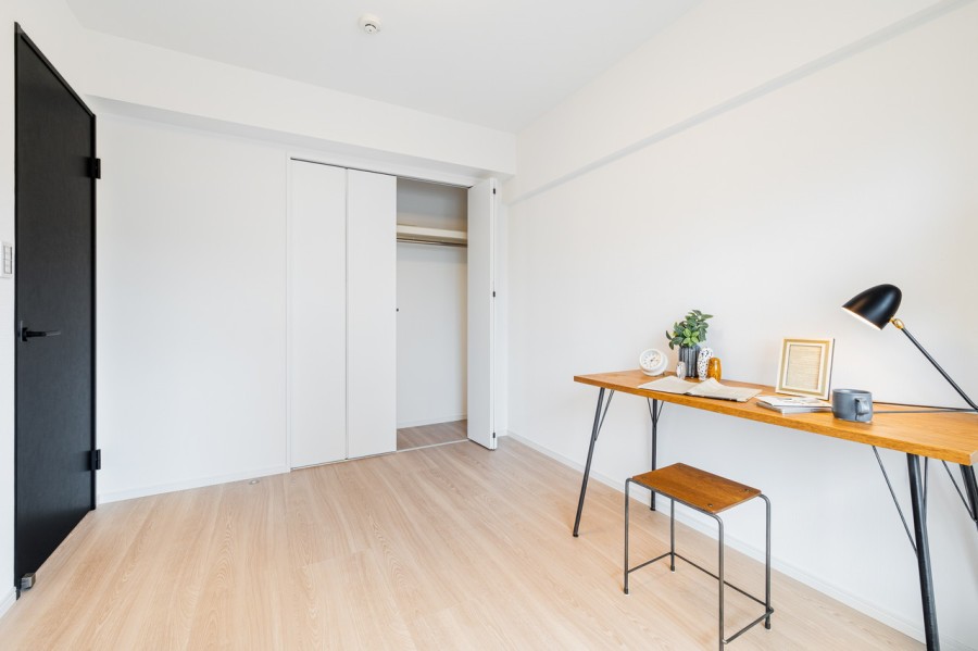 洋室1の収納は、ハンガーパイプに枕棚、しっかりとした奥行きがあるクローゼットです。居室部分を余すことなく使えるよう、住まう人を思った工夫が施されたお部屋です。