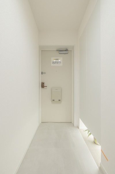 フットライトからのびる光が足元を優しく包み込む気品溢れる玄関です。住まいの顔になる玄関は、白を基調に爽やかな空間を演出します。