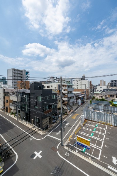 青々とした開けた空を見渡せる開放的な眺望です。遠くの天気もよく見え開放感が溢れるひととき。だんだんと変わっていく空の色を愉しみリフレッシュするのも良さそうです。