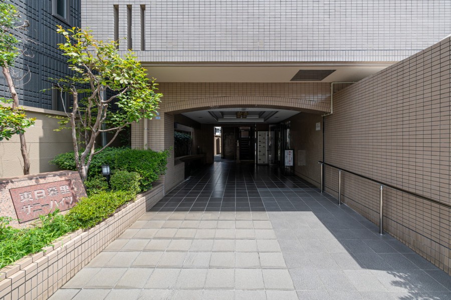 上質な居住空間へやさしく誘うエントランスです。奥行きがあるエントランスは住まう人々のプライバシーを確保しています。共用部は定期的なメンテナンスで綺麗に保たれています。