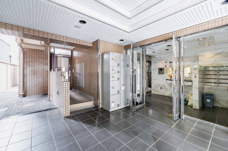 清潔に保たれたマンションエントランスロビー。爽やかな光と風を採り入れ、心地の良い安らぎに満ちた暮らしへ誘います。