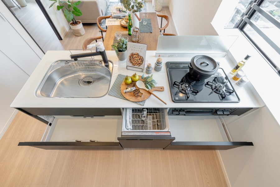 ◆食器洗浄乾燥機◆家事の時間を短縮できる優れもの。さらに節水・節約を同時に行うことができるので、大変人気があり重宝します。