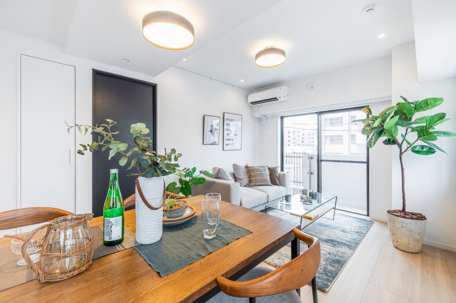 心がほっとする陽光が注がれるリビングダイニングは、安らぎを享受したのびやかな住空間です。お食事中も明るい日差しを感じながら過ごせそうです。