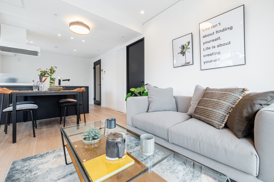 リビングにエアコンを新規設置したので1年中快適にお過ごしいただけます。さらにピクチャーレールがあるので、お気に入りの絵やインテリアを飾って楽しめます♪