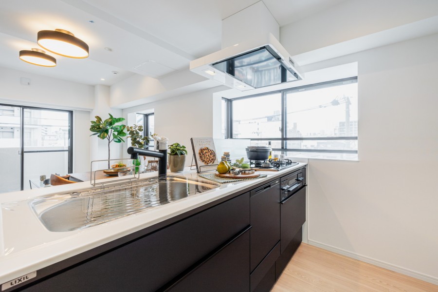 リビングにいるご家族とおしゃべりしながら家事ができる人気のオープンキッチンです。住まいと暮らしにフィットするデザイン性と機能性を兼ね備えています。