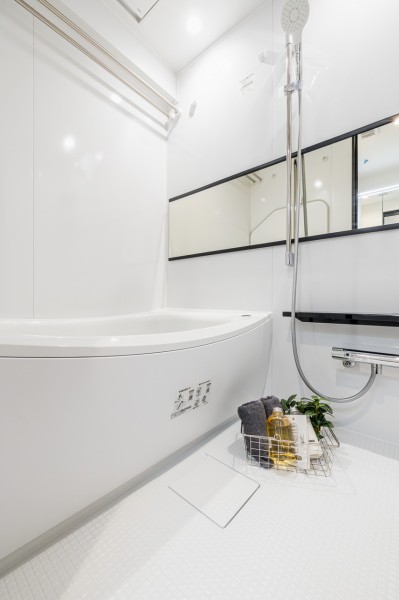 美しいカーブと全身を包み込むような入浴感が特長のクレイドル浴槽を採用しました。空間を広く感じさせるワイドミラーを配し、くつろぎのリラクゼーションタイムを心行くまでお楽しみいただけます。