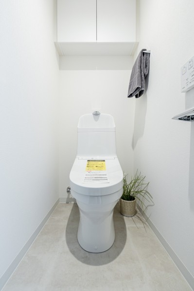 シンプルで安らぎが宿るサニタリールームです。毎日使う場所だからこそ、清潔感と使いやすさを考慮した空間です。上部には収納に便利な吊戸棚を備え付けました。