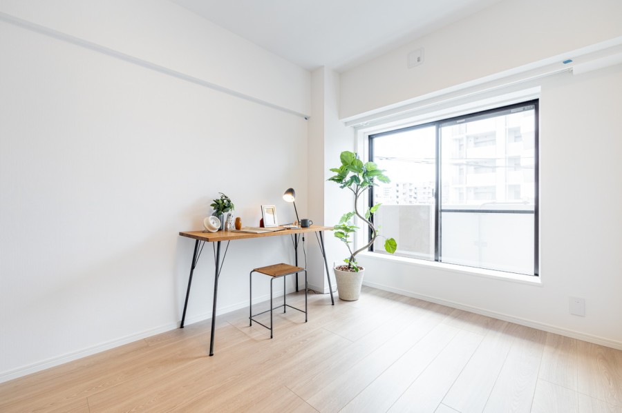 リビングに隣接しながらも、プライベート性の高い洋室1です。心がほっとする明るい陽光が射し込む空間です。過ぎ行く時間を穏やかに感じ、ナチュラルテイストな内装はどんな家具にも相性バッチリです。