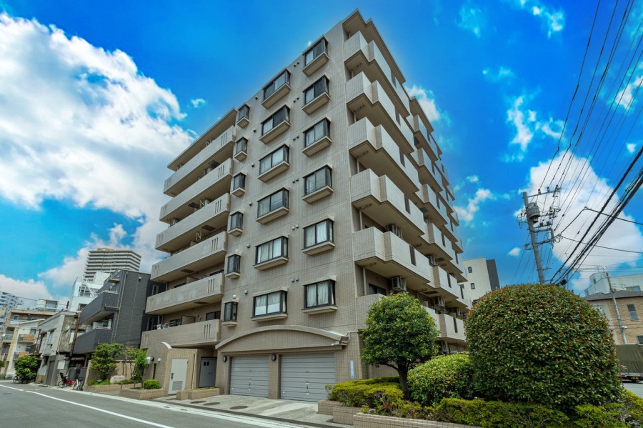 日比谷線『三ノ輪』駅から徒歩6分。大通りから離れた静かな住宅街に佇むマンションです。近隣にはカンカン森通りがあり春には桜をお愉しみいただけます。