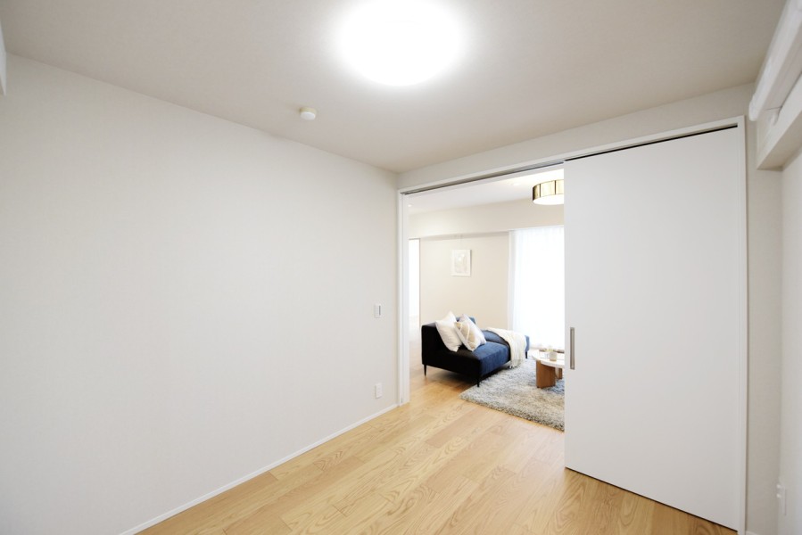 洋室3（約5.0帖）はリビングインのお部屋で、家族とコミュニケーションをとりながらも、しっかりとプライバシーが確保できます。いつでも家族の気配を感じながら生活でき、子供部屋におすすめです。