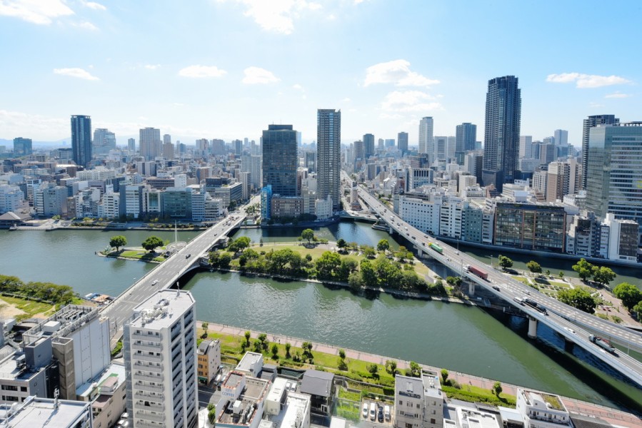 30階部分の南東角住戸、中之島公園・堂島川を臨む眺望があります。水都おおさか、中央公会堂など歴史的建造物や河川敷を利用したおしゃれなカフェ、美術館などもあり、大阪の魅力を満喫できるエリアです。
