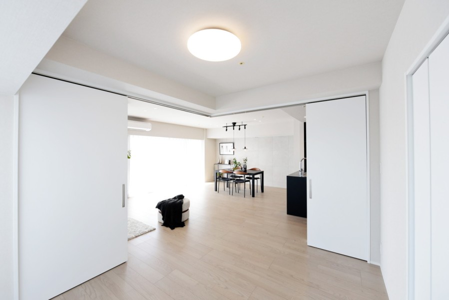 洋室2（約5.9帖）はリビングに隣接したお部屋です。コーナー建具を開放すると、拡張リビングとしても使用出来ますので、家族構成やライフスタイルに合わせてフレキシブルに使用できます。