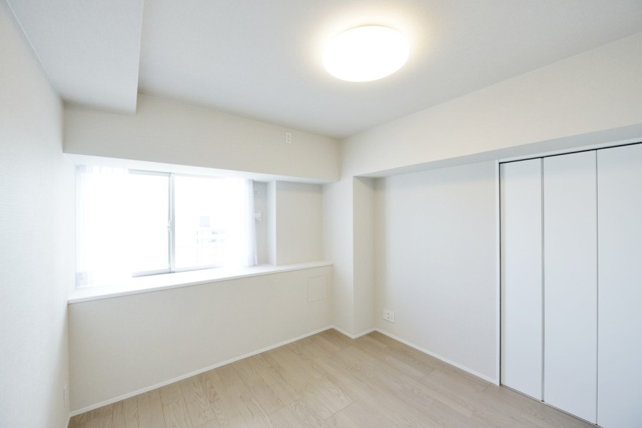 洋室3（約5.3帖）は自分の時間や課題に集中できる、書斎や子供部屋におすすめです。全てのお部屋がバルコニーに面していますので、優しい光と風が入ります。