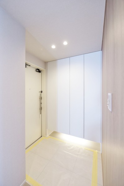 フットライトが足元を優しく照らしてくれる玄関です。人感センサーライトを設置しましたので、手が塞がっている時や遅い時間のご帰宅でも自動点灯で安心です。