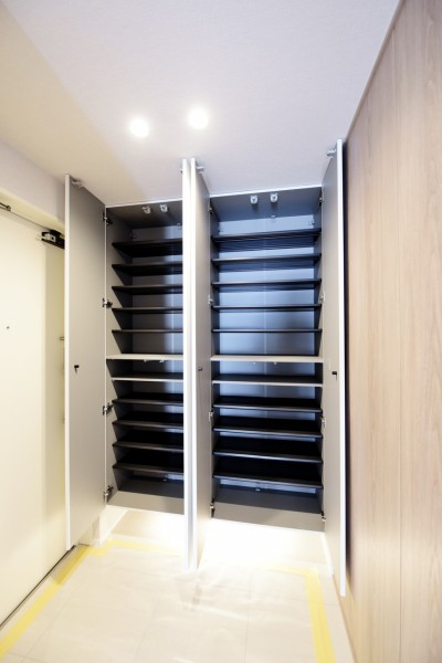 大容量の玄関収納を設置しました。棚板の高さも調整できるので、サイズがばらばらの家族の靴もたっぷり収納でき、スッキリとした玄関スペースを保てます。