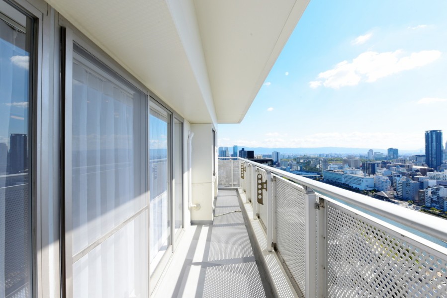 L字型のバルコニーが各居室に面しており、お部屋に優しい光と風を運びます。前面を遮る物は無く、開けた景色を眺めることができ、お忙しい毎日の暮らしの中でホッと一息つきたくなる場所です