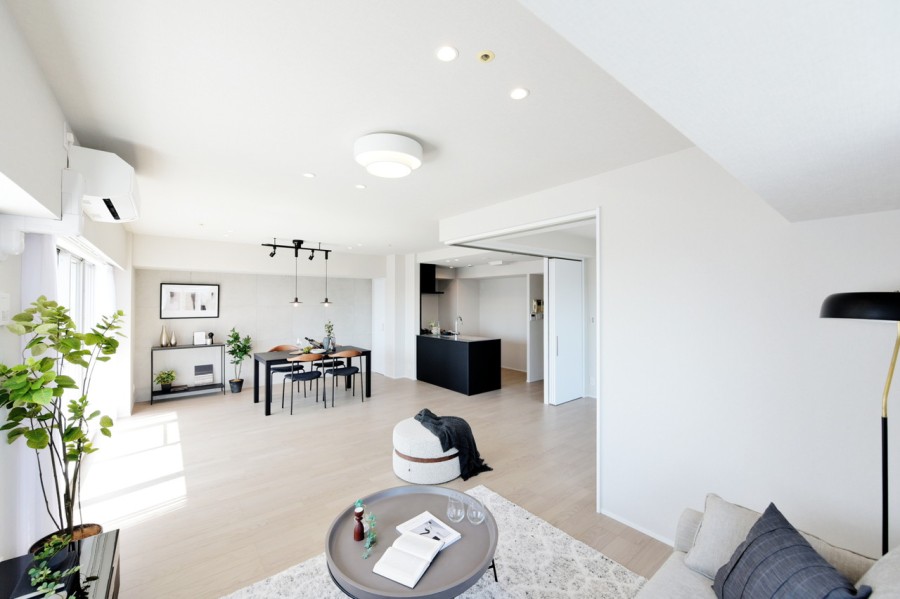 壁にはタイルを貼り、ピクチャーレールが設置されております。アートやグリーンを壁を傷つけずに飾ることができ、お好みの空間を演出することができます。窓が多く、非常に爽快なお部屋です。