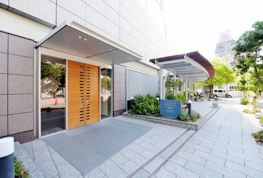 建物内にトレーニングルームやシアタールームなども完備しており、大人も子供も一緒に楽しむことができます。スタイリッシュなホワイトの外観が印象的で、非常に目を引く美しい建物です。