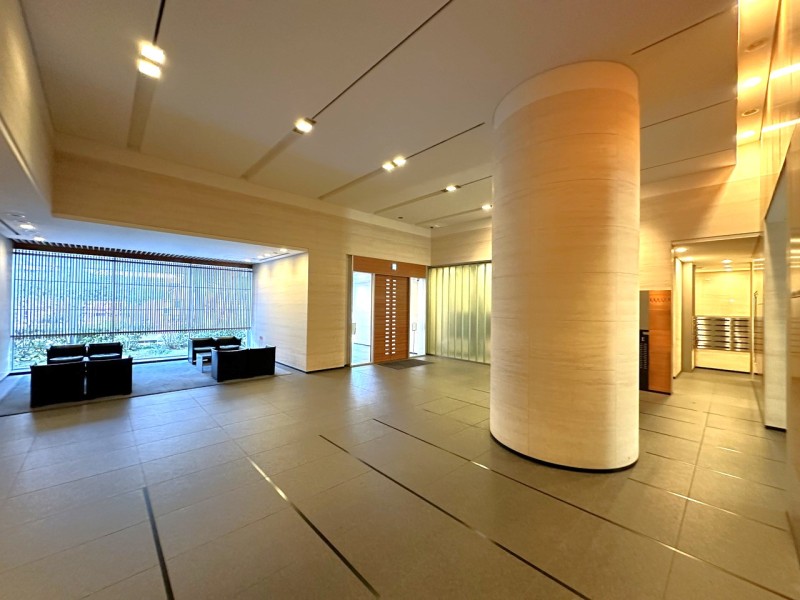 高い天井と間接照明が美しいエントランスホールです。コンシェルジュサービスもあり、ホテルライクな生活を送れます。中之島エリアには文化やグルメ、ショッピングなども楽しめる施設や公園がたくさんあり、毎日の生活がさらに豊かさを増します。