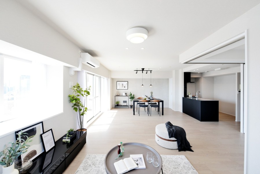 LDKは約22.5帖の広さです。L字型のバルコニーに囲まれた二面採光のリビングは明るく開放感にあふれ、家族だんらんの空間にピッタリです。床暖房も完備で冬も足元からぽかぽか快適に過ごせます。