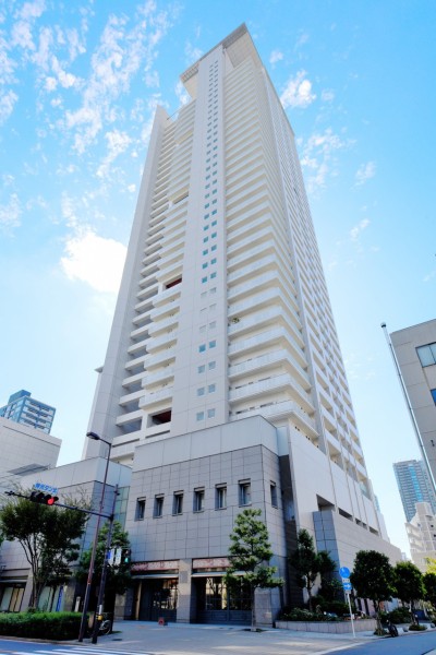 .総戸数360戸の大規模コミュニティです。地下鉄南森町駅から6分、その他JR・京阪線も利用可能です。共用施設も充実、コンシェルジュサービスも完備の平成15年建築の39階建てタワーマンションです。