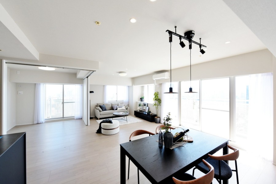 横長のリビングで家具の配置もしやすい形です。南向きの大きな開口部から、明るい光が入り、昼間は照明も必要ありません。洋室のコーナー扉を開放すると、より広々としたリビングとしても使えます。