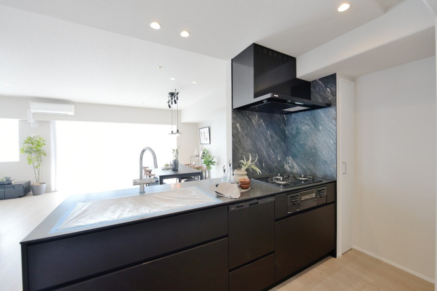 対面式のオープンキッチンで、ゆったりと家事ができます。コンロ横には収納棚を設置しましたので、調味料やストックの保管場所として便利です。毎日の家事の負担を減らす一工夫が詰まっています。