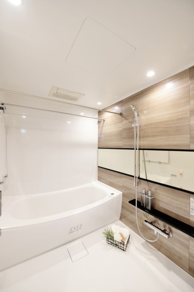 浴室は1620サイズで日ごろの疲れをゆったり癒せる広さがあります。お子様とのバスタイムも楽しめます。浴室暖房乾燥機完備で、衣類の乾燥から冬場の暖房運転まで一年中快適に使用できます。