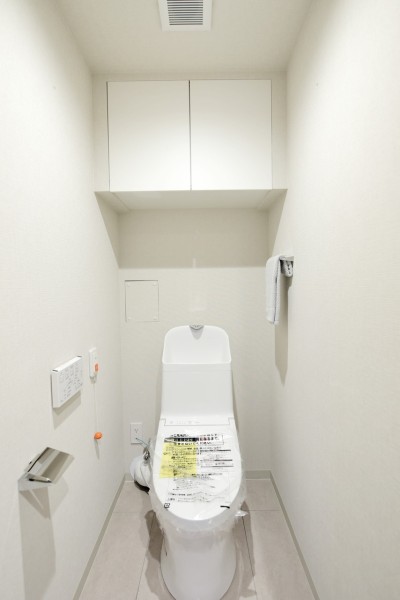 TOTO製ウォシュレット一体型のトイレ新規交換済みです。汚れの付きにくい素材、お掃除らくらくな機能を多数搭載しており、手軽に毎日のお手入れができ、いつも清潔な空間を保てます。